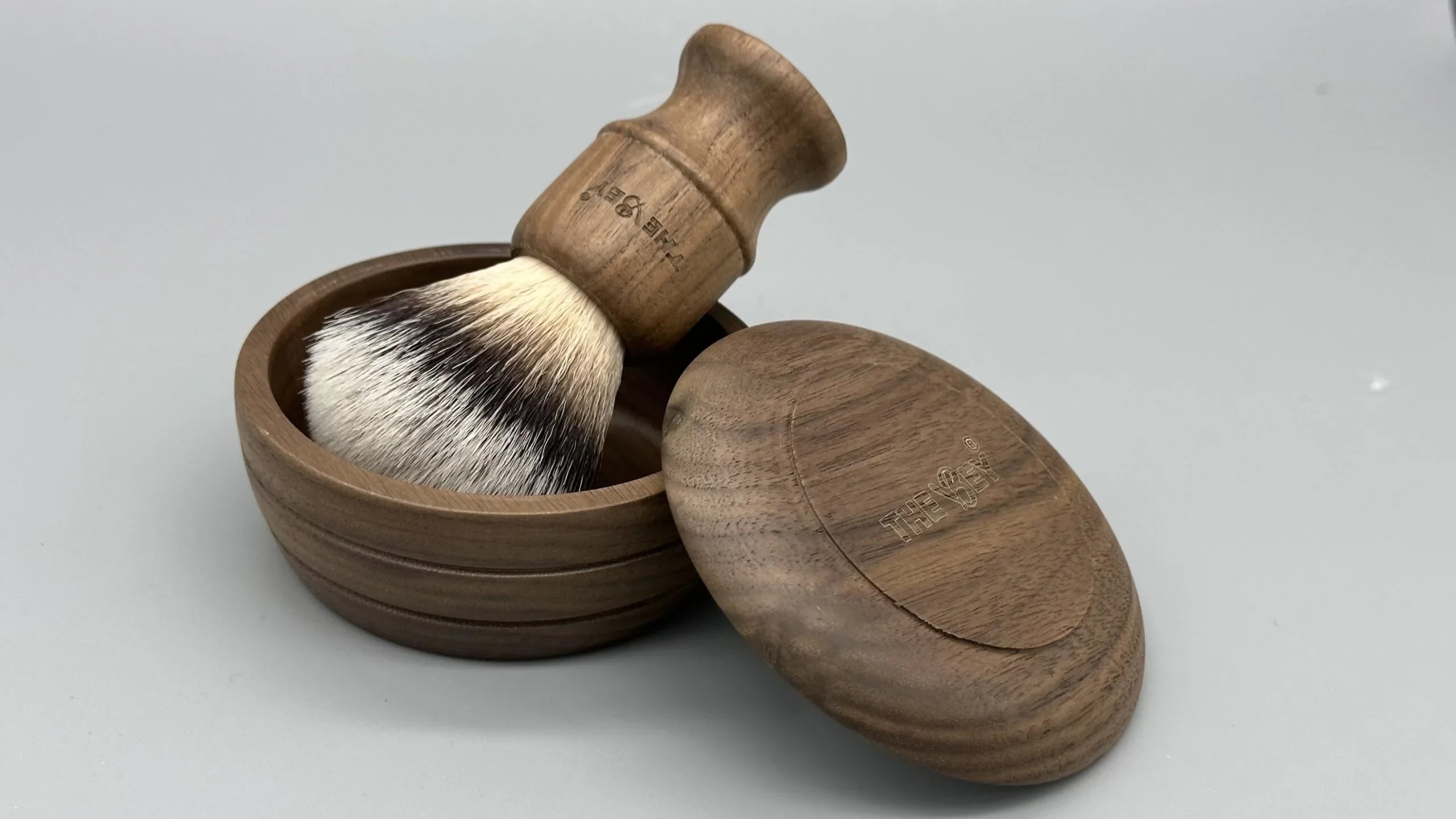 The Bey Rasierseifenschale & Pinsel aus Walnussholz – Traditionelles Rasier-Set